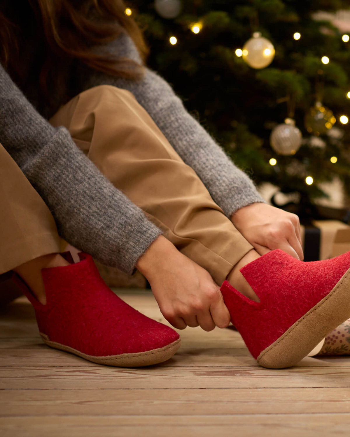 Kindersloffen van wol hoog model - rood