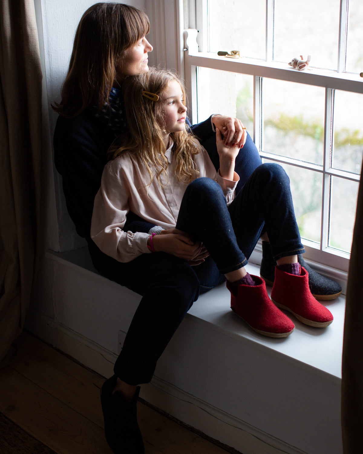 Kindersloffen van wol hoog model - rood