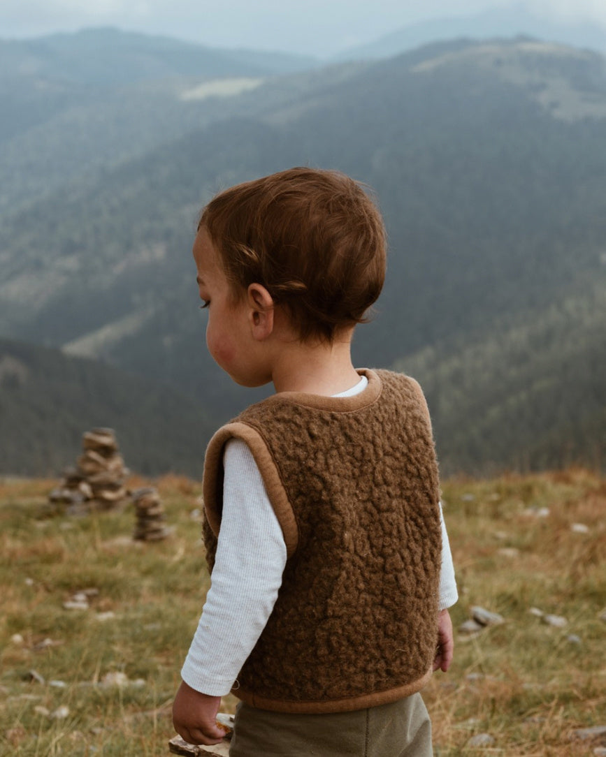 Alwero kinder bodywarmer van wol pluche - bruin @annehendrikse