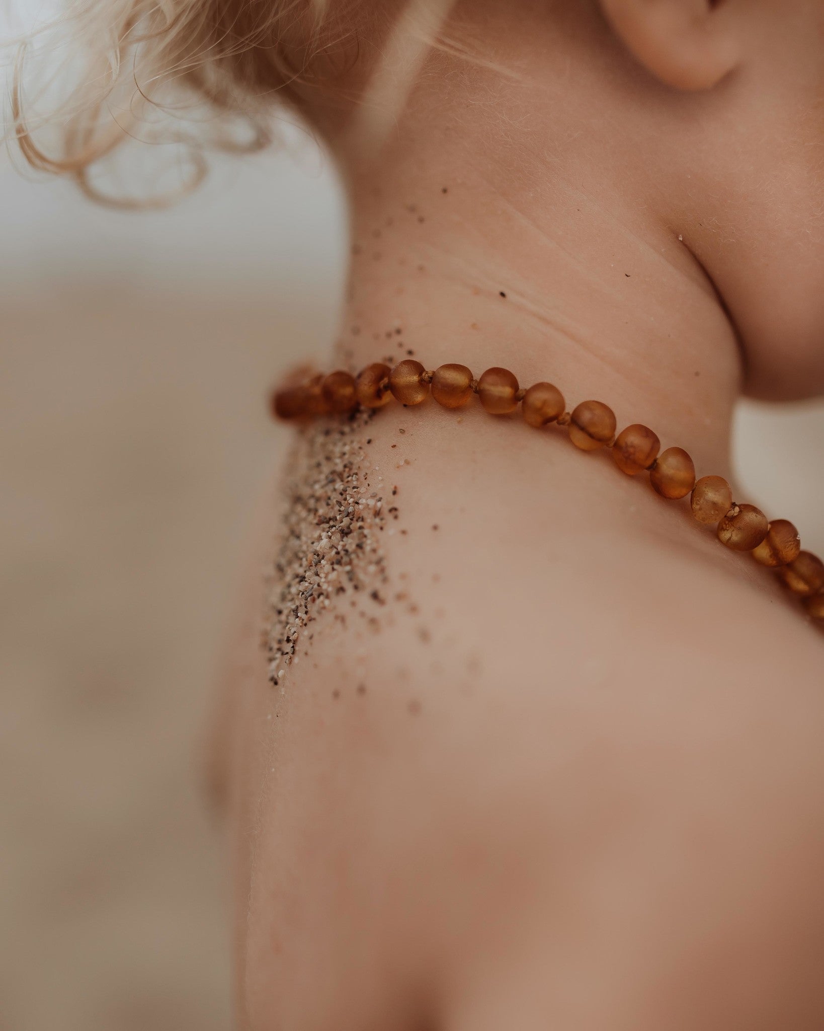 Amber barnsteen lifestyle picture cognac raw