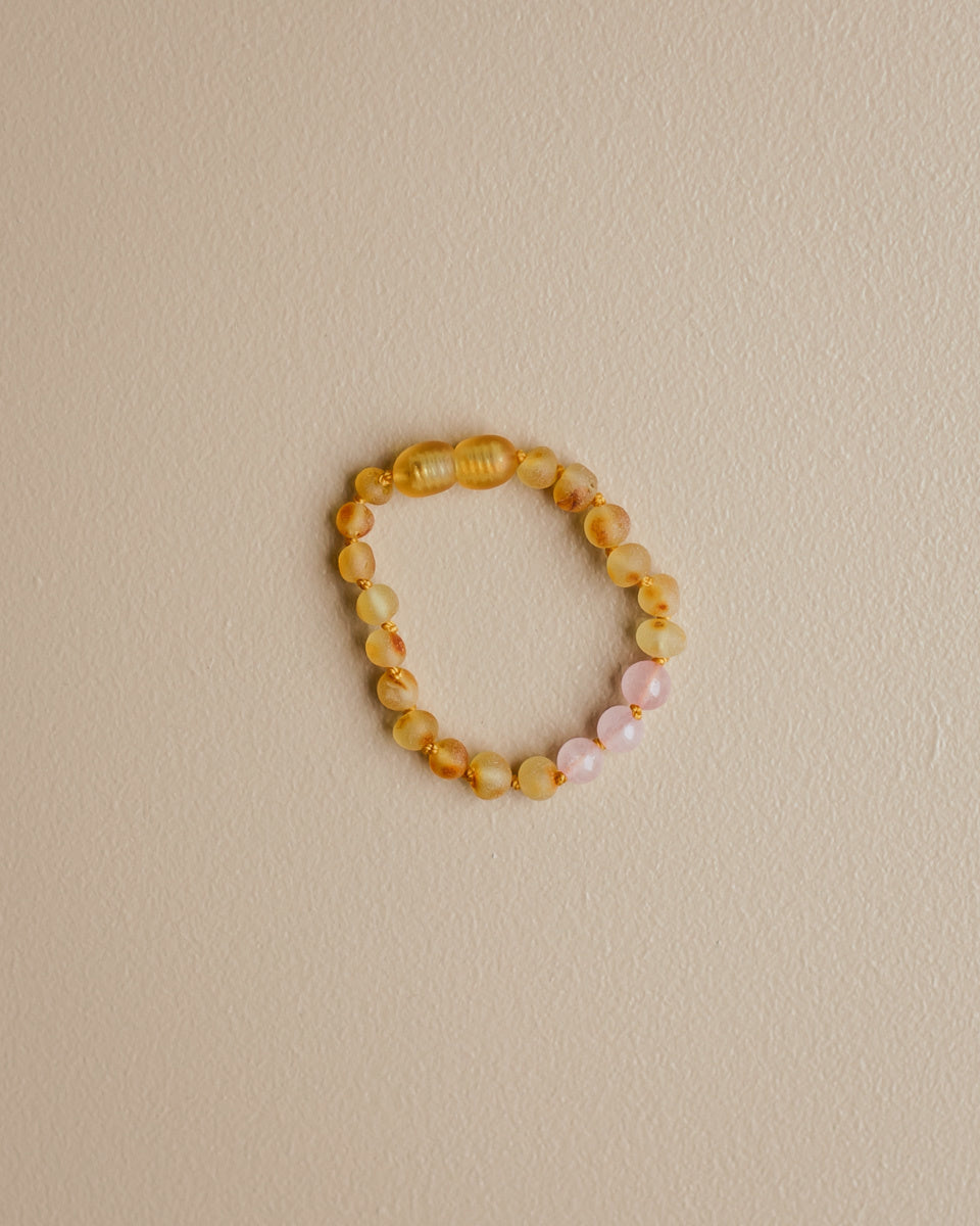 Barnsteen armbandje rozenkwarts honey raw 14cm