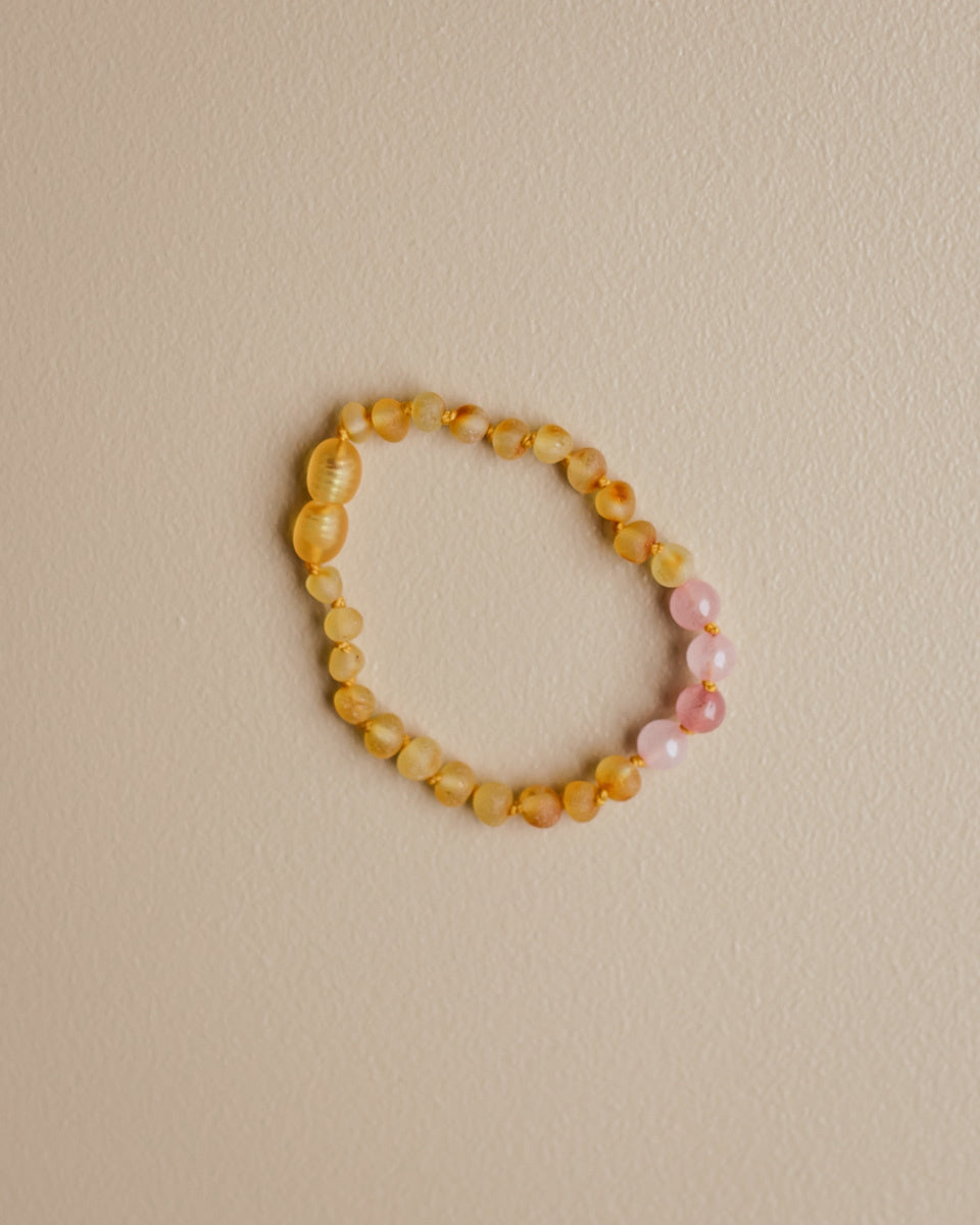 Barnsteen armbandje rozenkwarts honey raw kinds 16,5