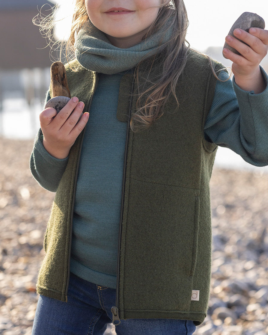 disana-bodywarmer-van-gekookte-wol-olive-2