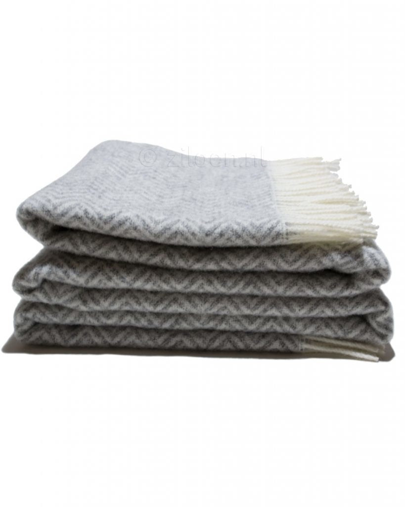 grijze-wollen-plaid-mara-819x1024