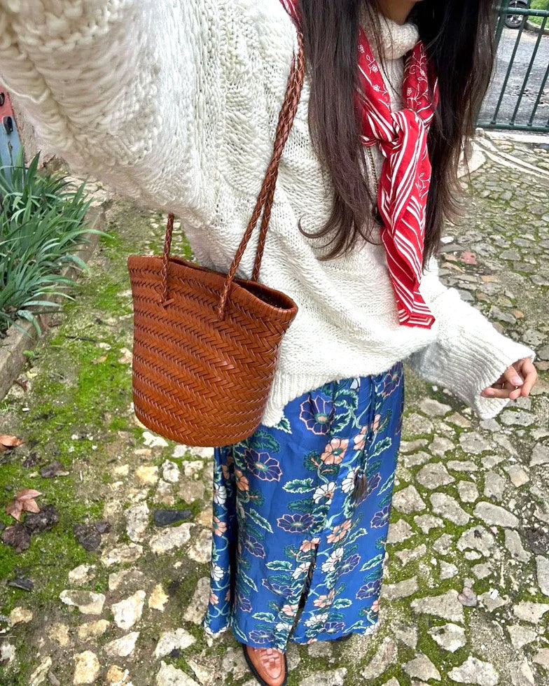 handgeweven-leren-bucket-bag-carmel-caramel