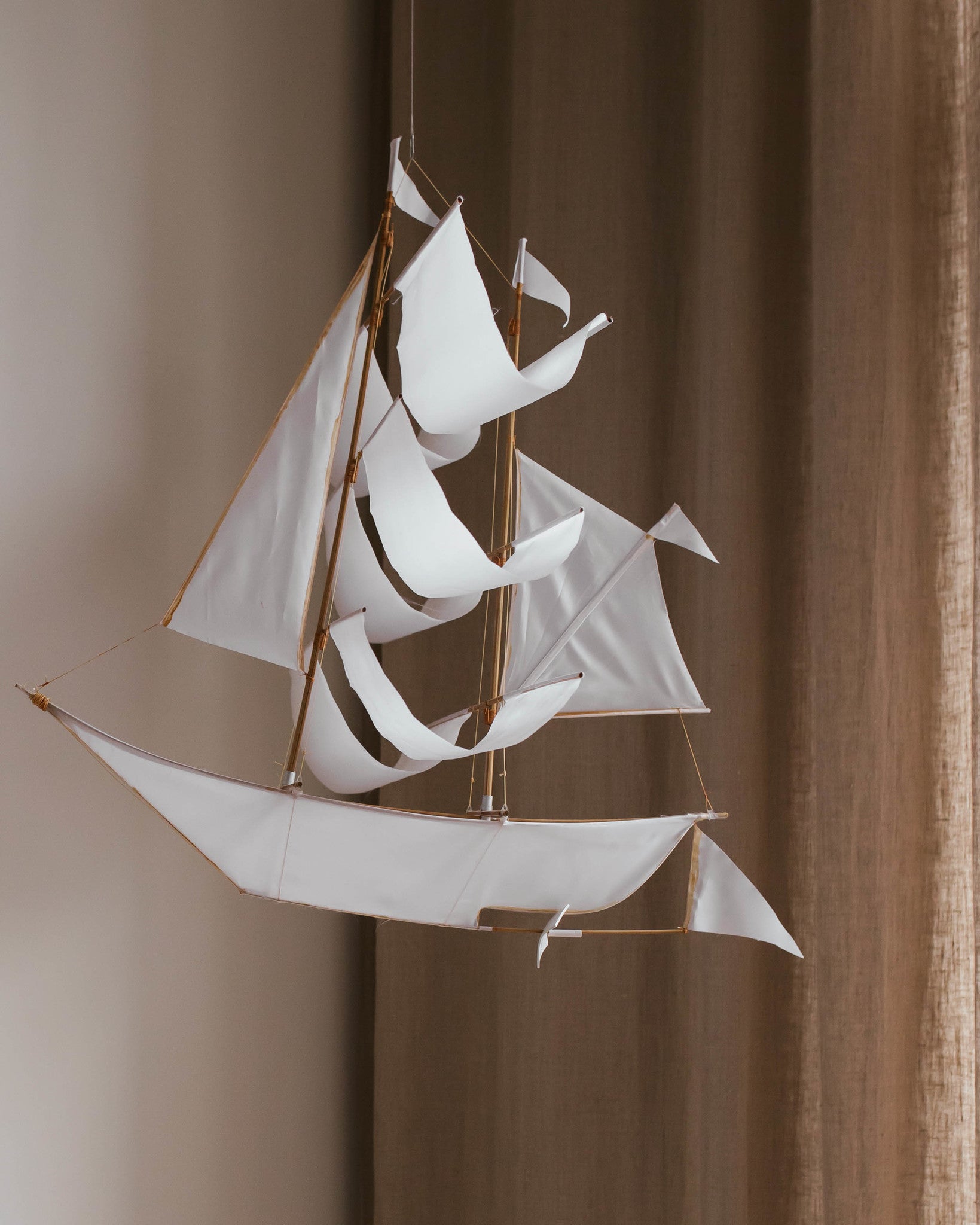 Haptic Lab zeilschip mobiel vlieger wit ©ziloen