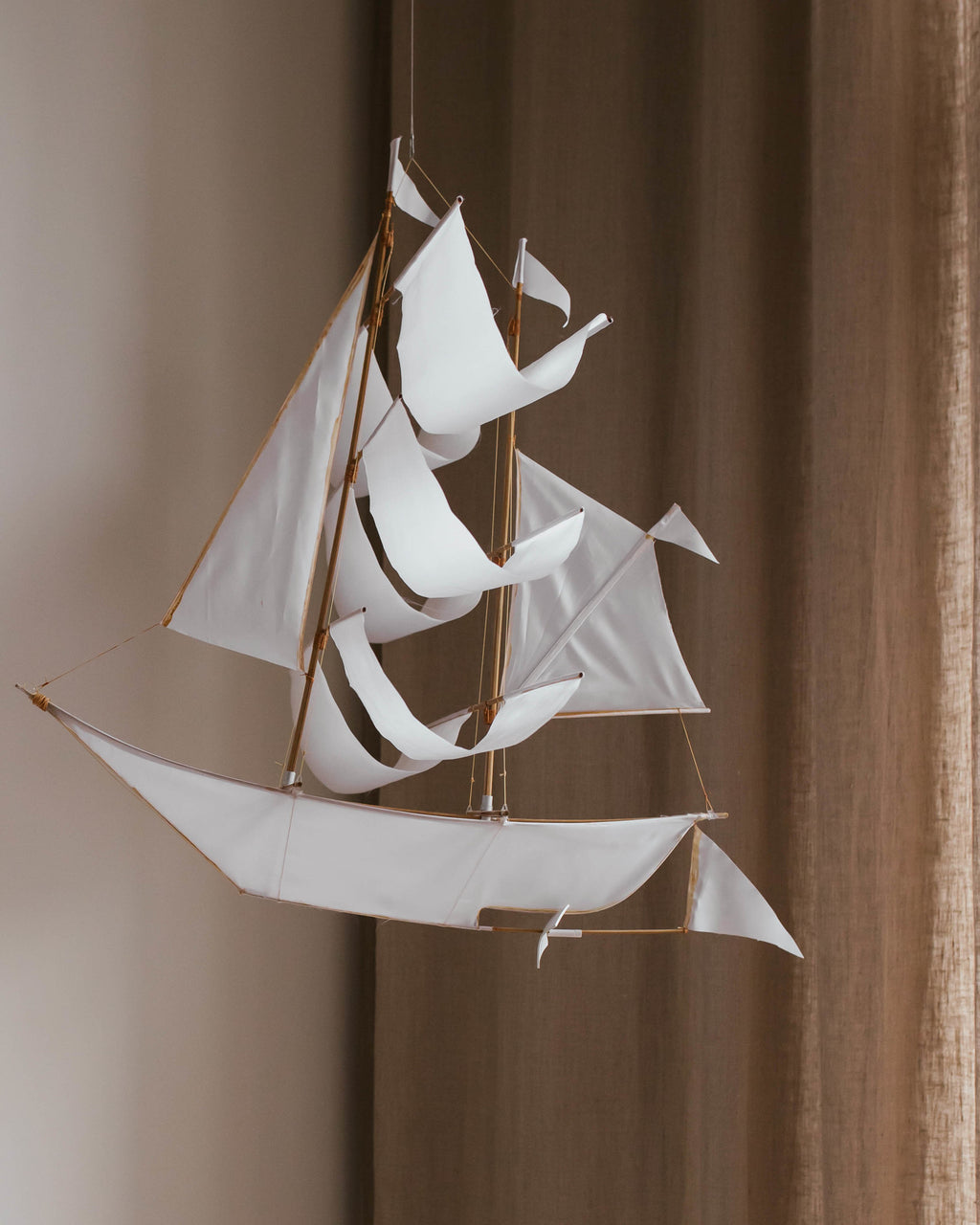 Haptic Lab zeilschip mobiel vlieger wit ©ziloen