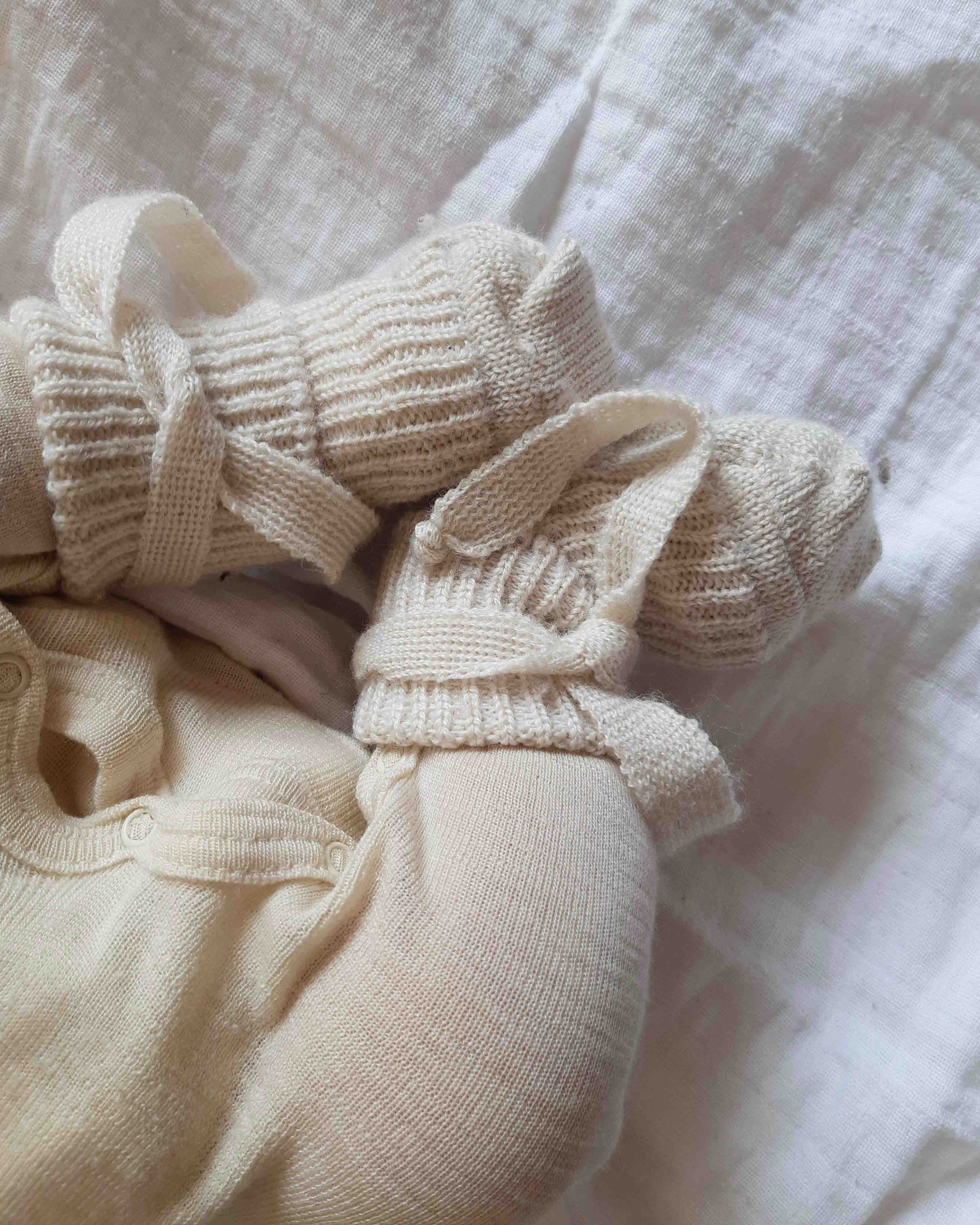 Wollen newborn sokjes - wit/naturel