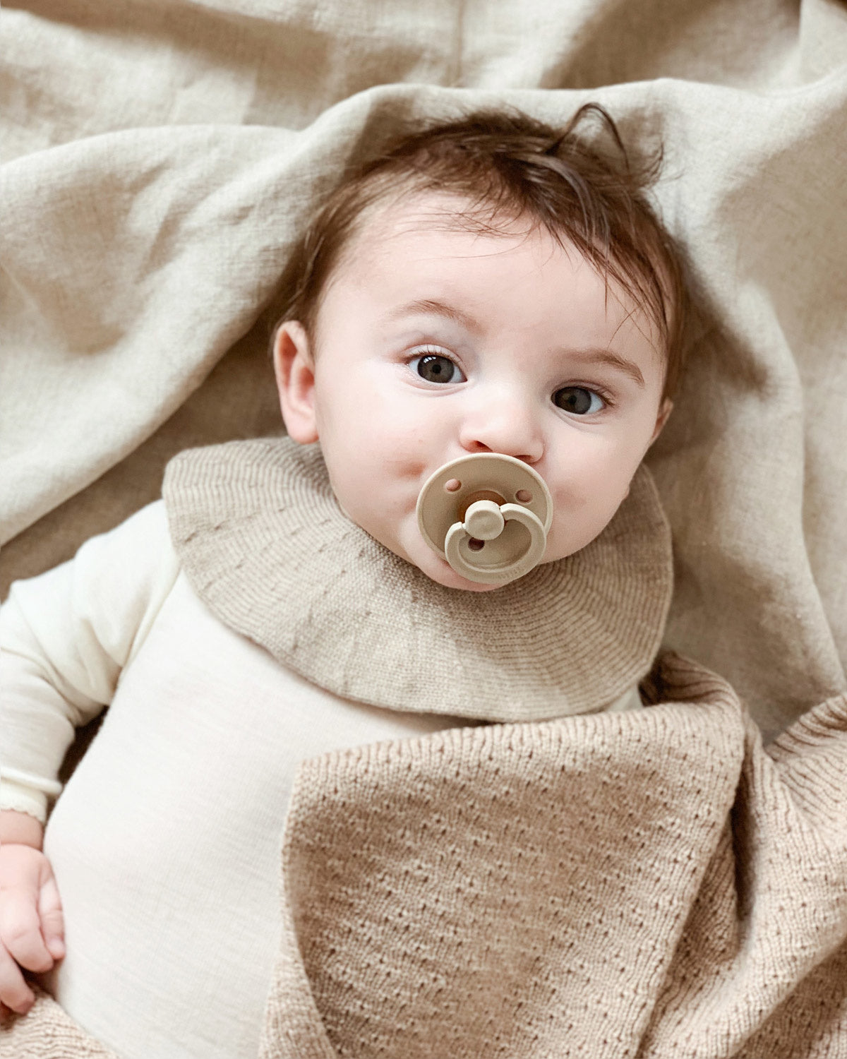 Hvid-baby-colar-kraag