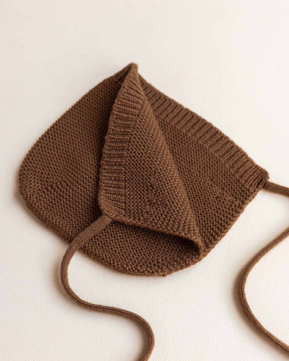 Hvid baby mutsje CHOCOLATE