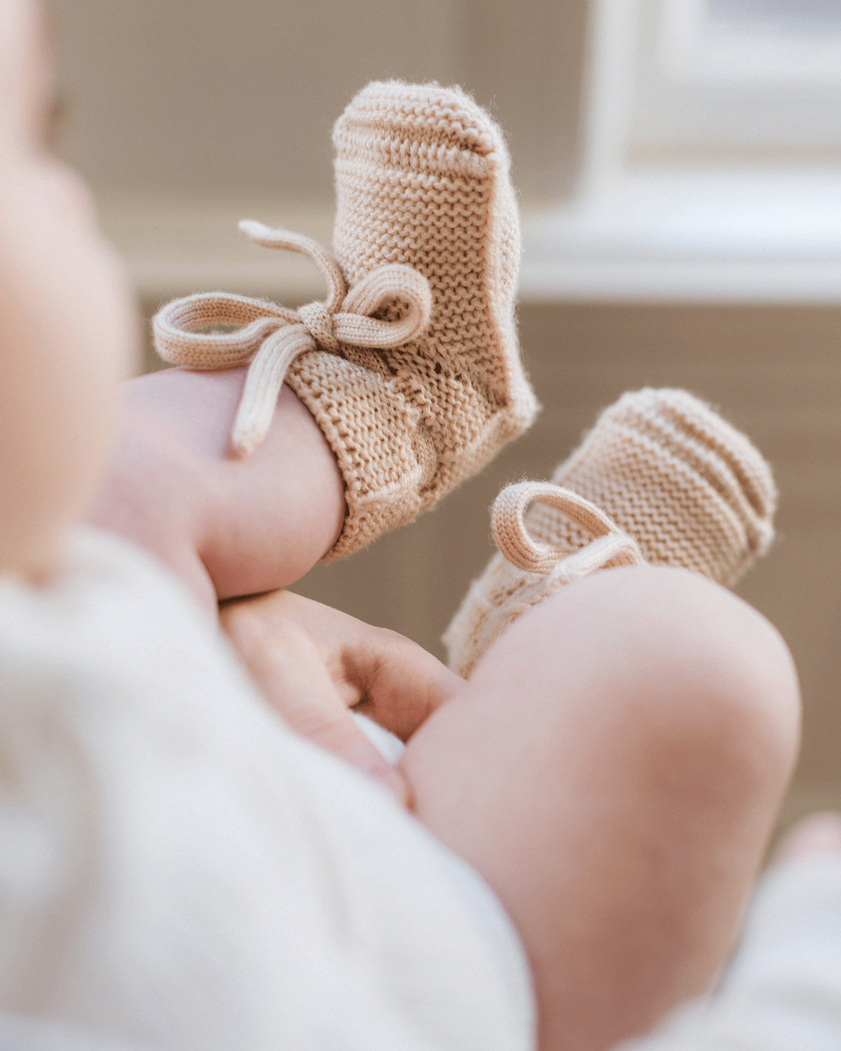 hvid-booties-oat-met-baby