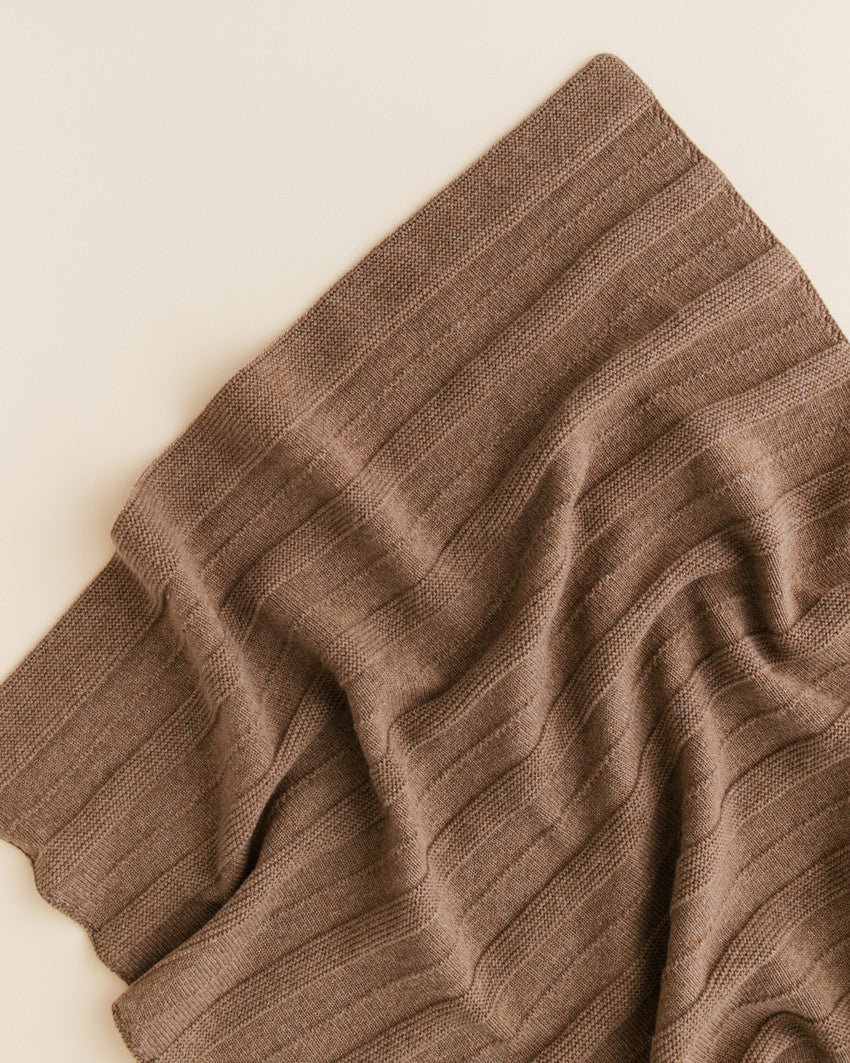 Hvid-Dekentje-Holly---walnut3