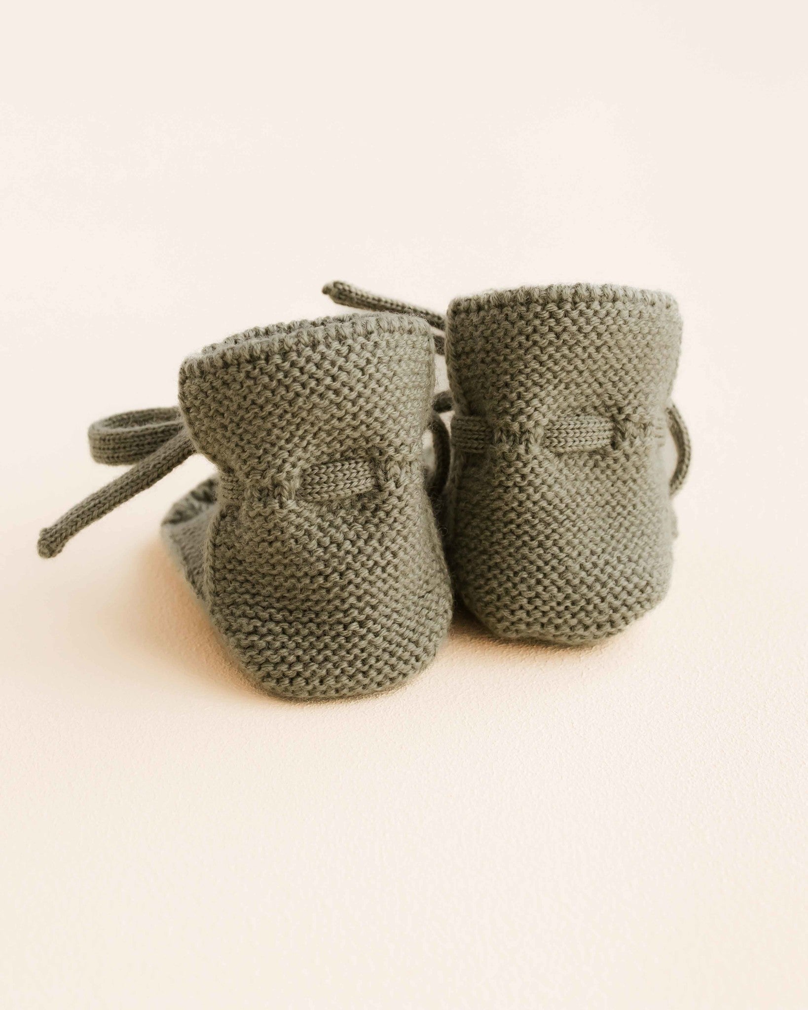 hvid Fine knitted merino booties - artichoke