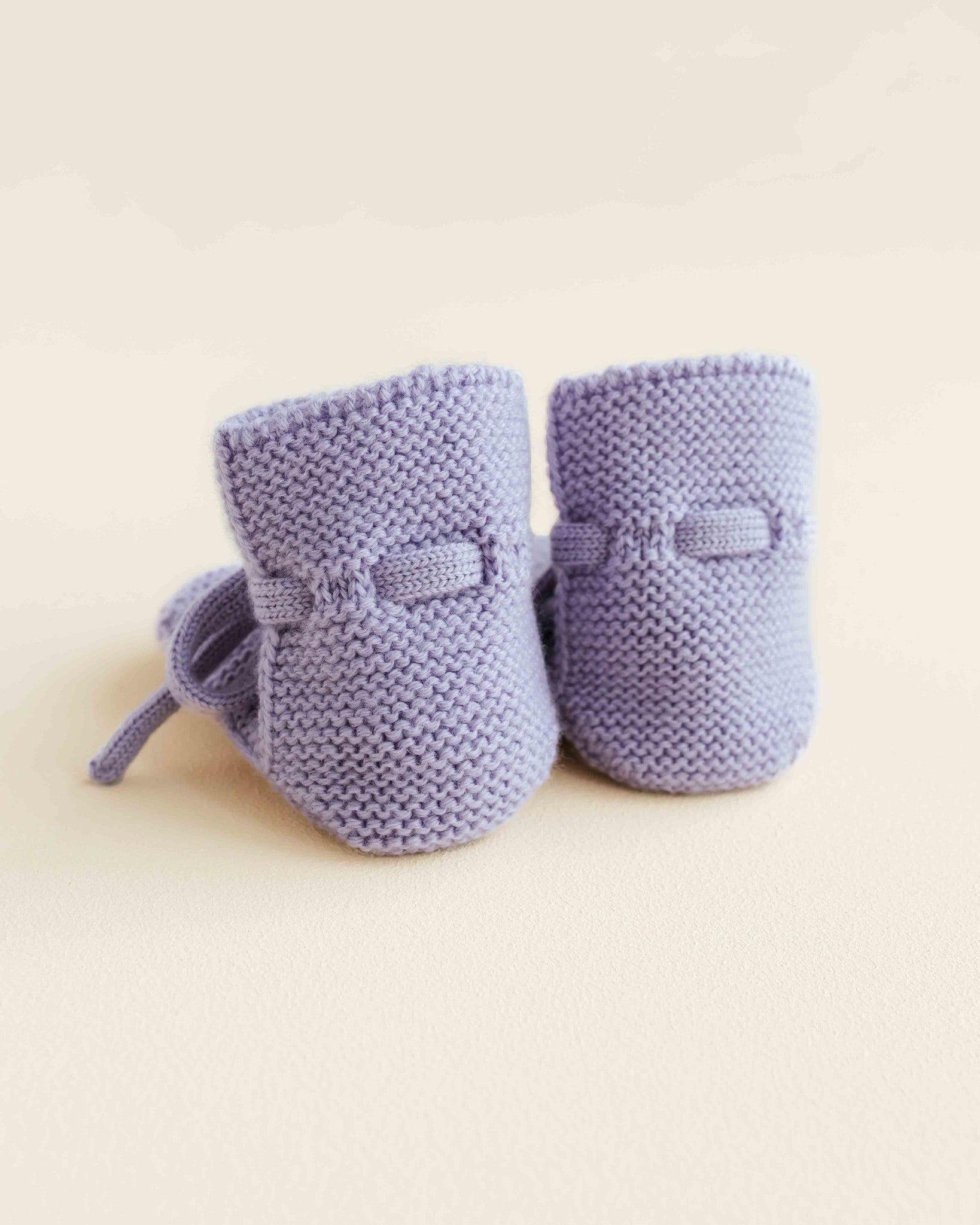 hvid Fine knitted merino booties - lilac