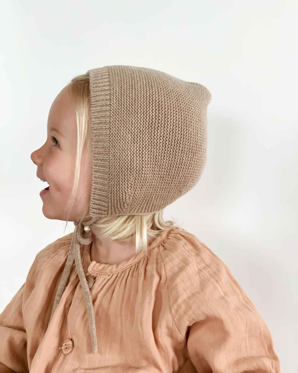 Hvid-merino-wool-dolly-bonnet-sand
