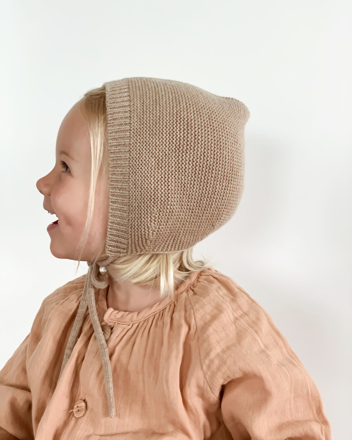Hvid-merino-wool-dolly-bonnet-sand