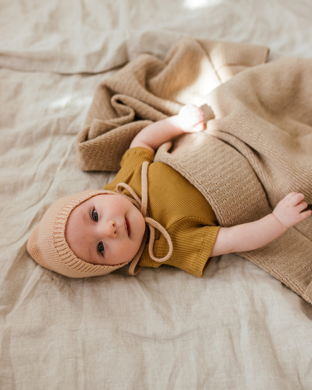 hvid-mutsje-van-merino-wol---apricot-2