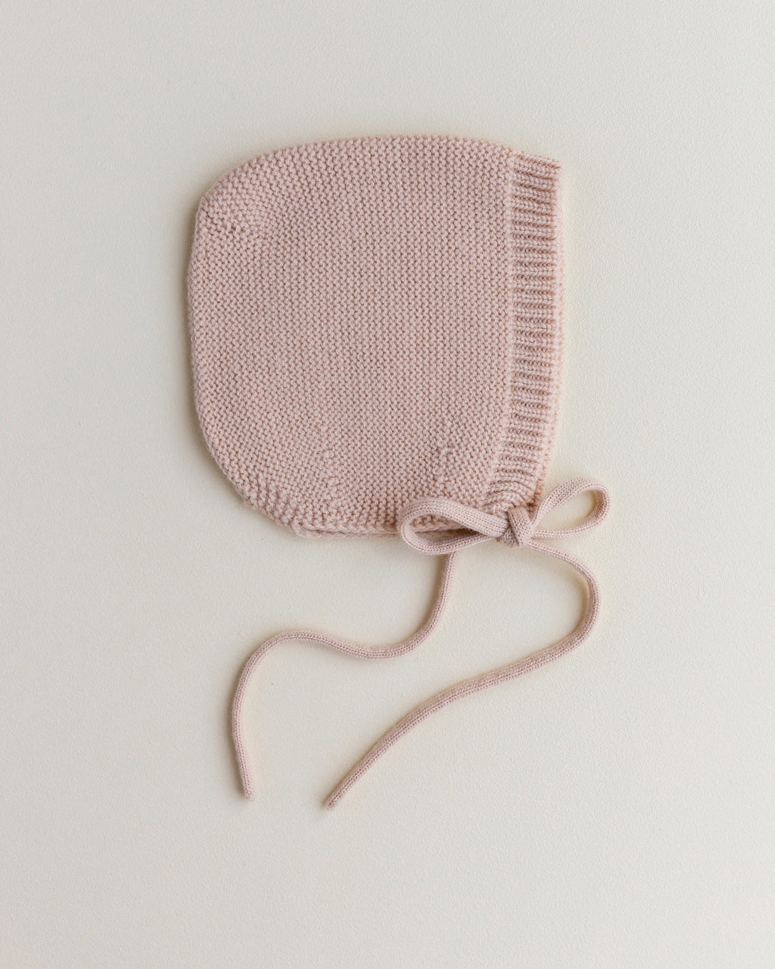 hvid-mutsje-van-merino-wol---apricot