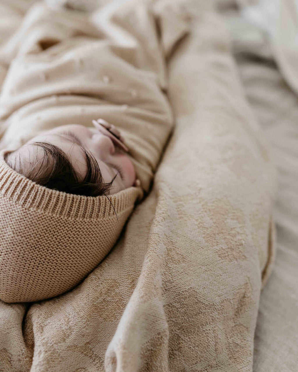 Hvid Mutsje van merino wol - apricot