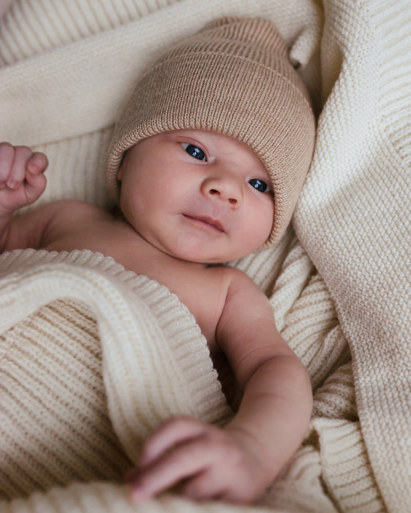 Hvid-newborn-beanie-sand