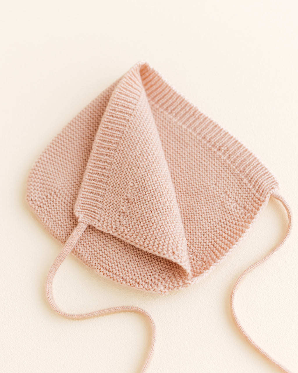 Hvid-Newborn-mutsje-van-merino-wol---apricot-3