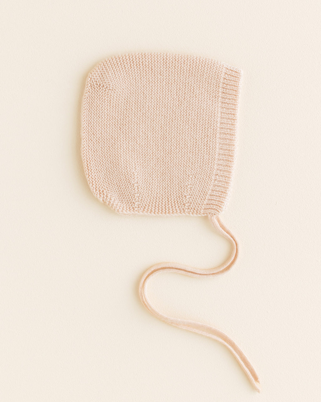 Hvid-Newborn-mutsje-van-merino-wol---oat