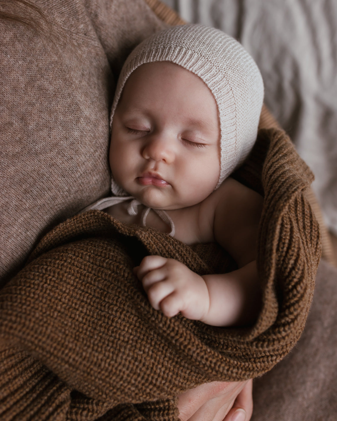 Hvid-Newborn-mutsje-van-merino-wol---off-white-2.0