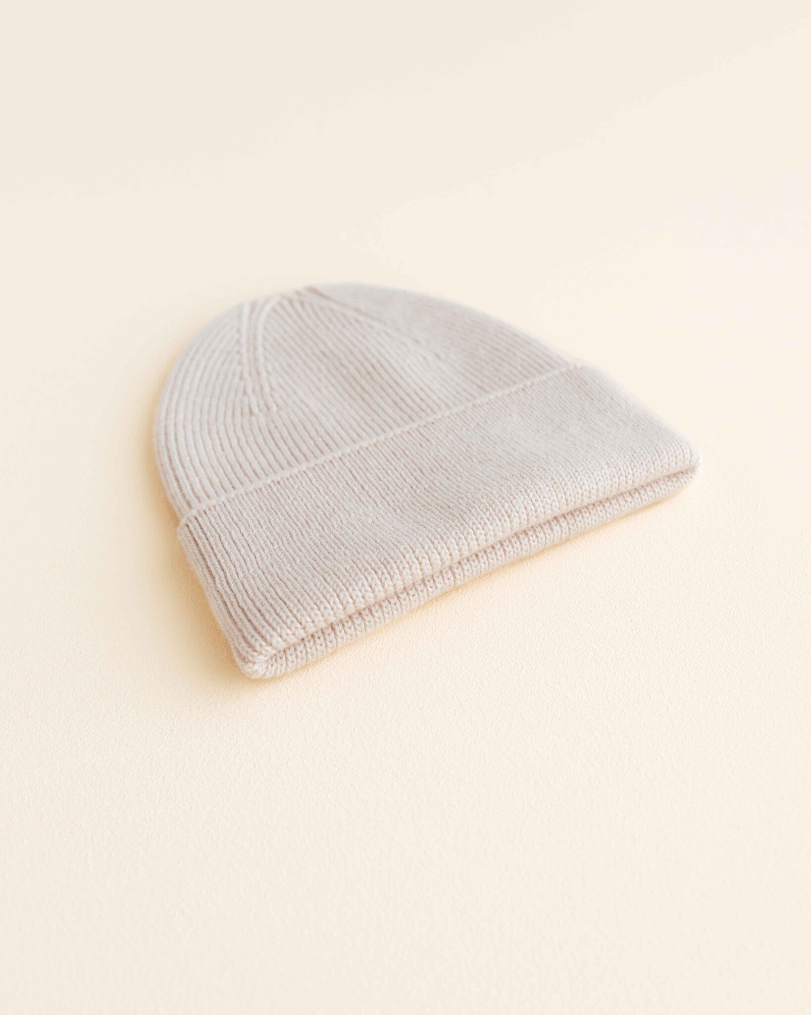 Hvid Ribbeanie newborn Fonzie - cream 2