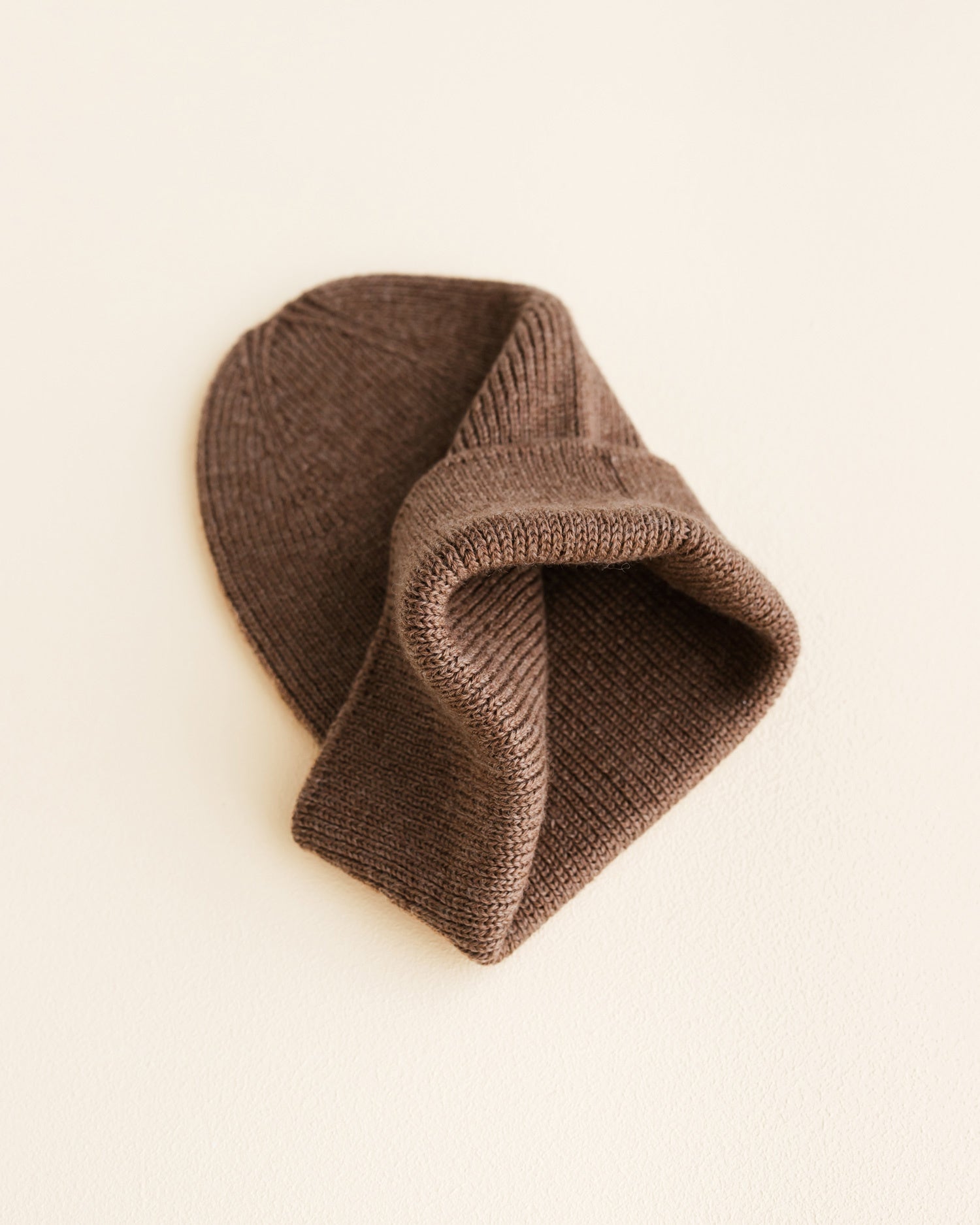 hvid-Ribbeanie-newborn-Fonzie---mocha-3