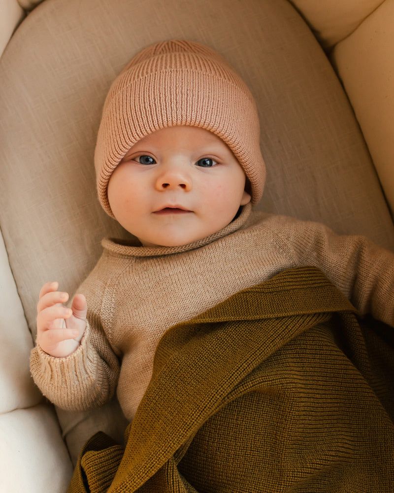 Hvid-Ribbeanie-newborn-Fonzie---rose1
