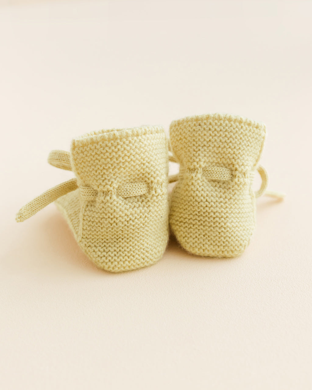 Hvid-Slofjes-van-merino-wol---light-yellow-2