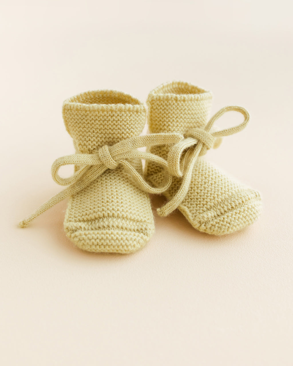 Hvid-Slofjes-van-merino-wol---light-yellow
