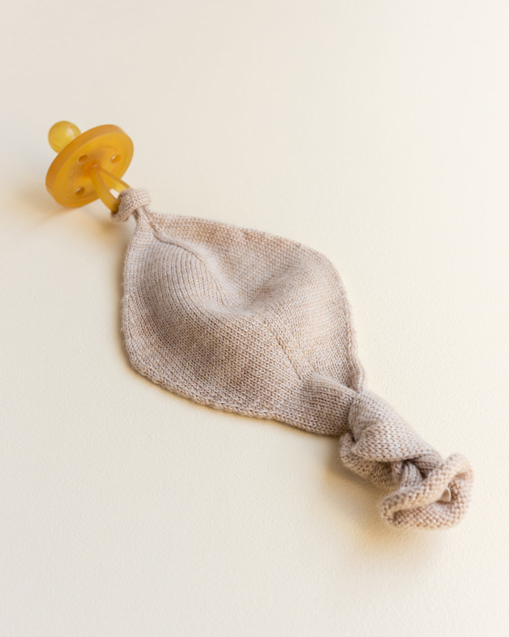 hvid-Titi-speen--en-knuffeldoekje---sand-2