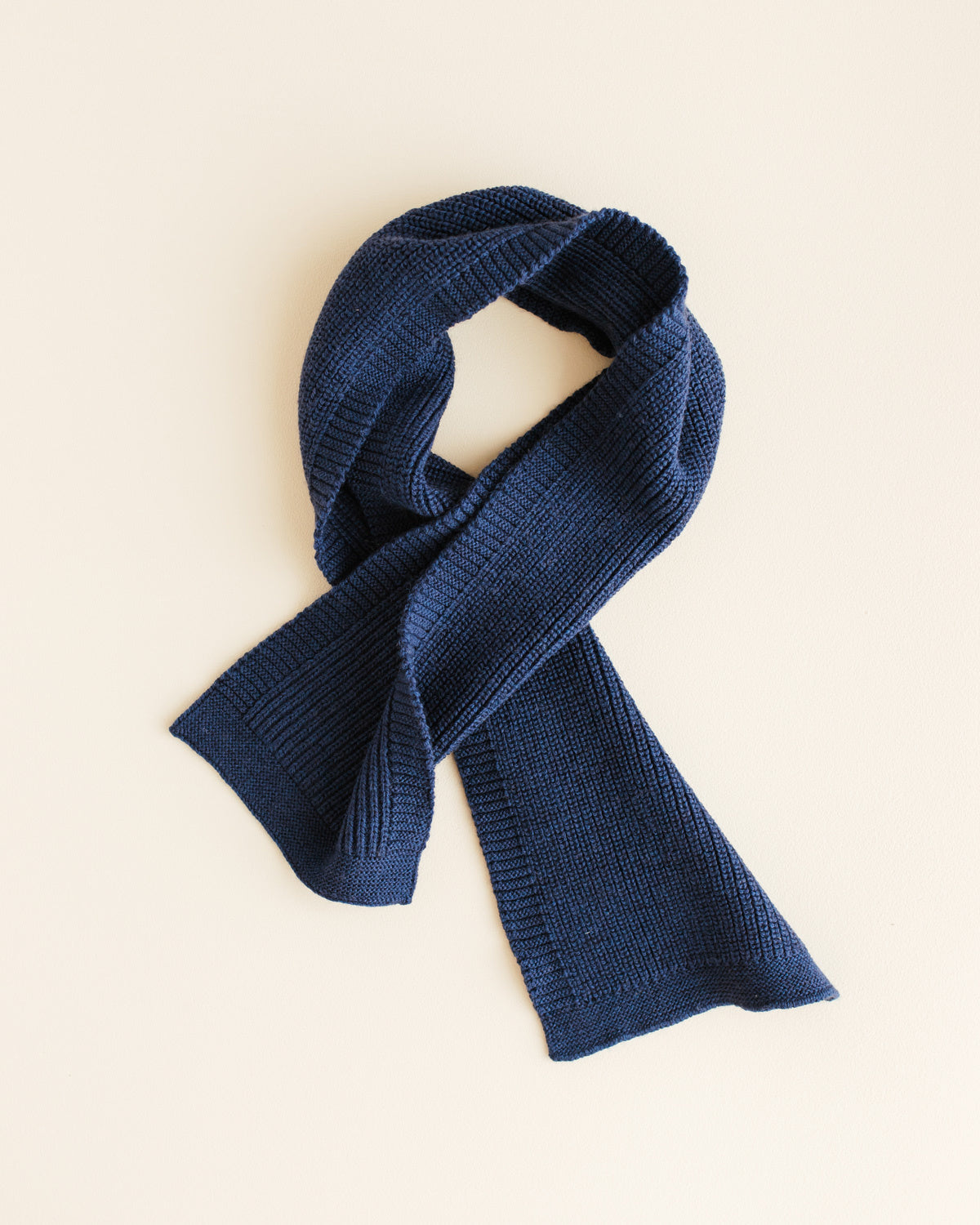 Hvid-Wollen-sjaal-Gustave---blue