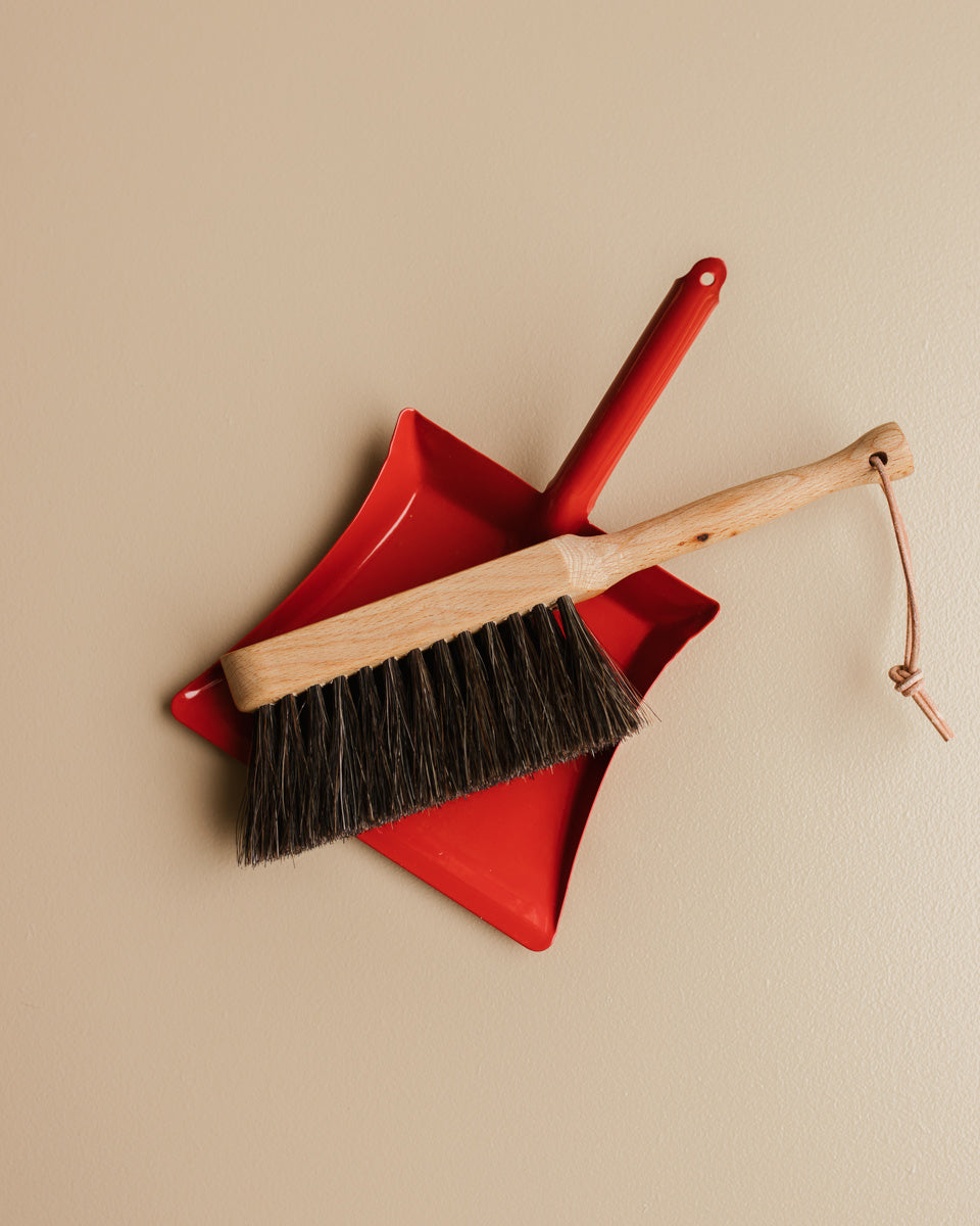 Kinder stoffer en blik rood copyright Ziloen