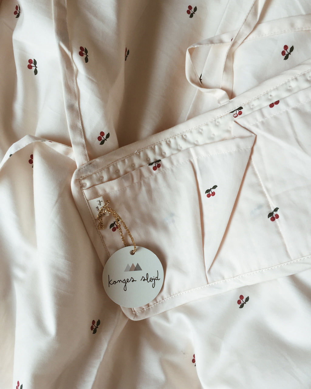 Konges-Slojd-bed-pockets-organic-cotton-KS1039-CHERRY