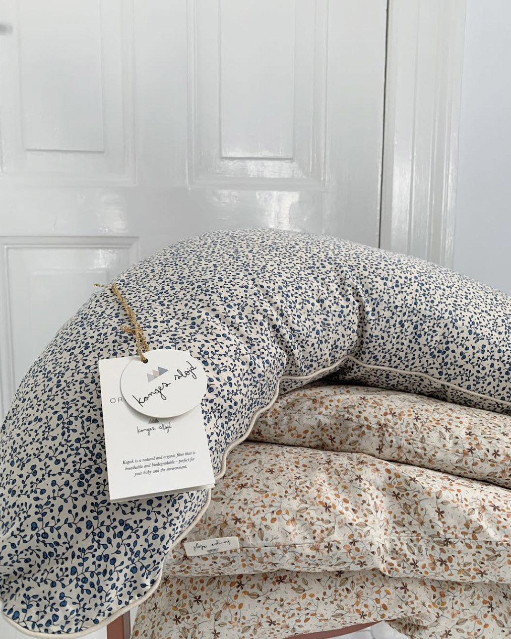 konges slojd voedingskussen hoes blue blossom mist
