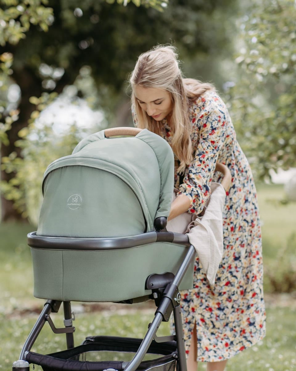 naturkind Kinderwagen Lux Evo jade - basis model inclusief reiswieg sfeerfoto