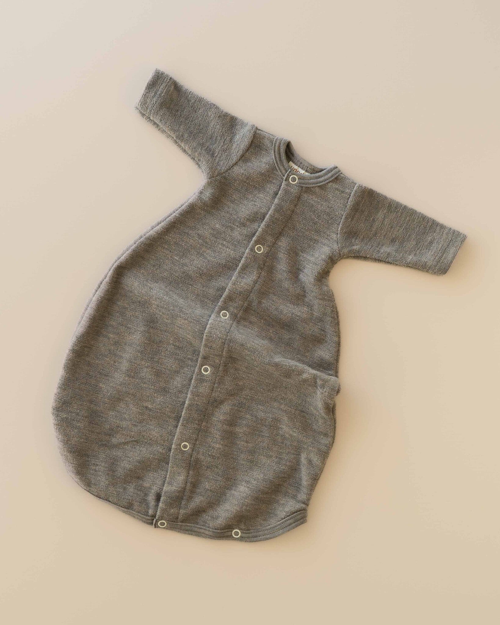 newborn-slaapzak-van-merino-wol-frottee-walnoot