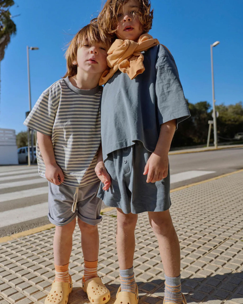 oversized-kinder-t-shirt-stone-grey-cream