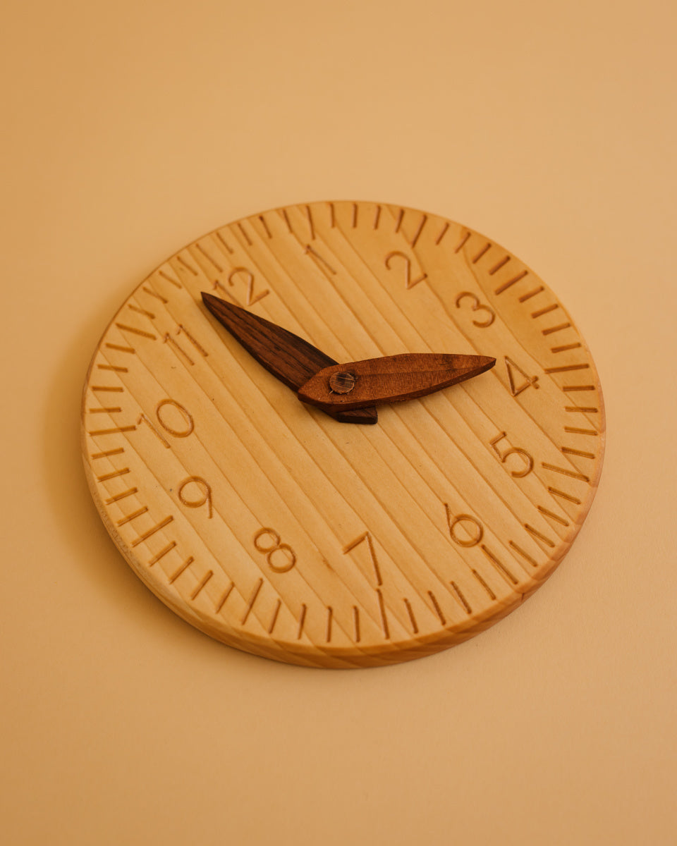 Oyuncak wooden clock