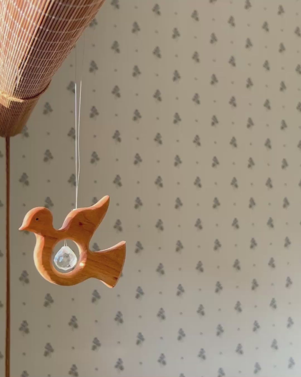 Hanger van kersenhout met kristal van 15mm - duif