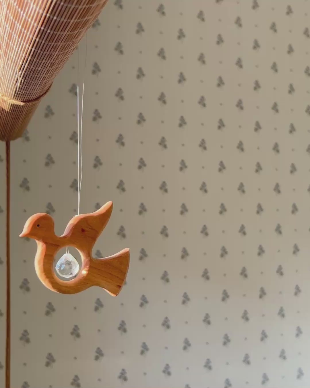 Hanger van kersenhout met kristal van 15mm - duif