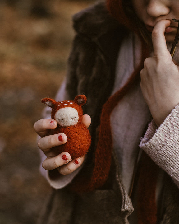 Studio-Motane-fawn-doll-rust-star-pocket