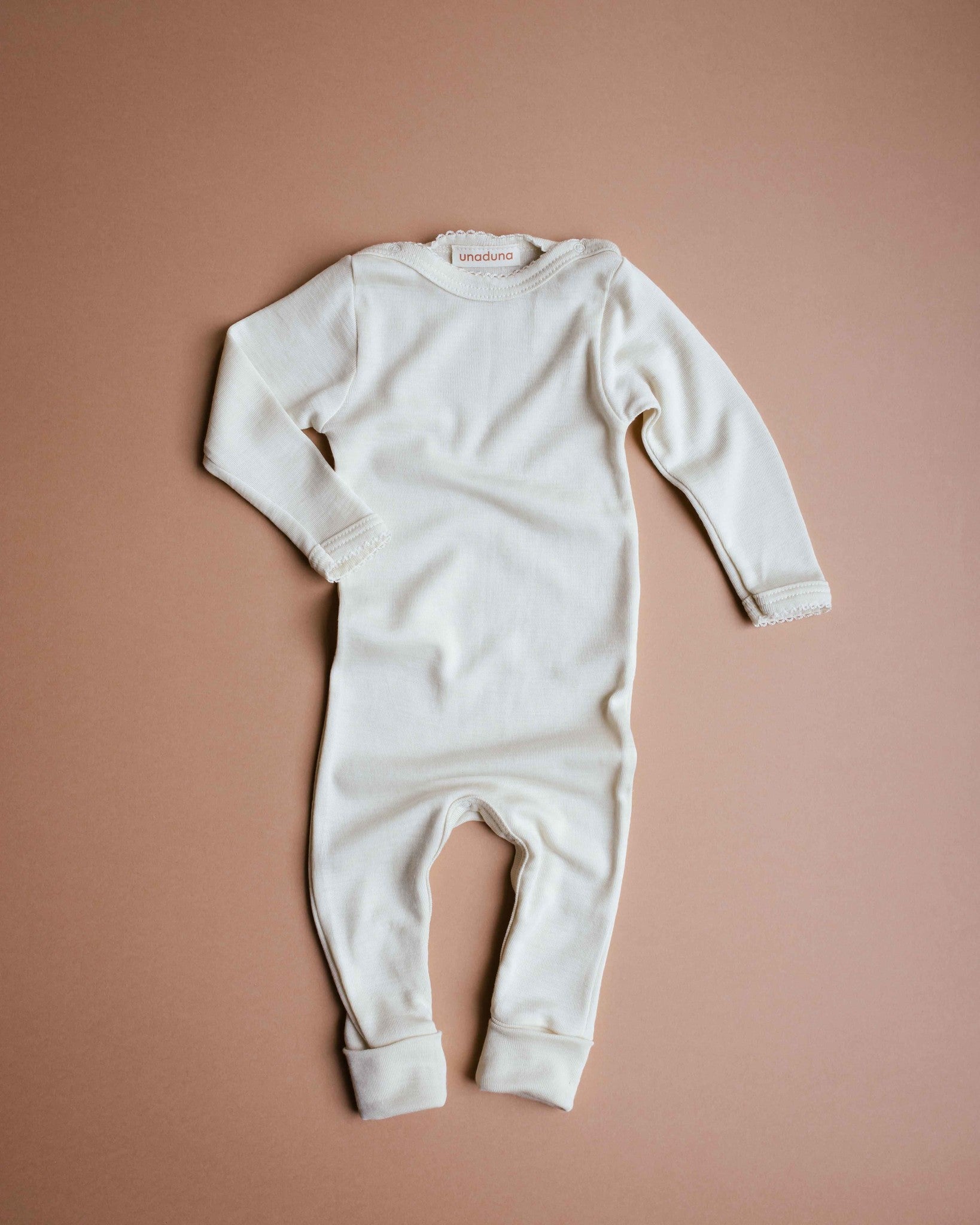 unaduna_jumpsuit_met_crochetta_randje_naturel_wol_en_zijde_