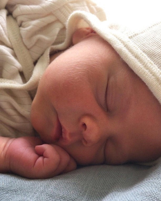 ziloen-wol-zijde-strikmutsjes-baby-helmmutsje